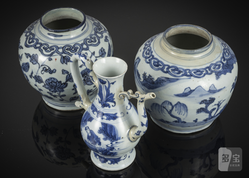 Two porcelain jars and a ewer with underglaze blue decoration - 图3